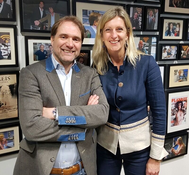 Jacqueline Zuidweg en Martijn Driessen bij de opnames van "Vallen, opstaan en weer doorgaan" op New Business Radio