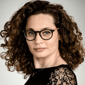 Column afbeelding Portrait foto van Hiske Gude sales expert en trainer bij Sales vanuit je Hart. De foto staat naast haar column met het onderwerp: is prijs een getal of een gevoel?