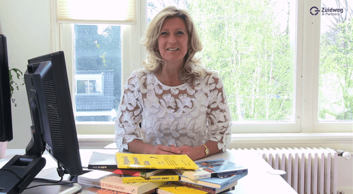 Jacqueline Zuidweg presenteert haar serie Vallen opstaan en weer doorgaan op het kantoor van Zuidweg & Partners in Hilversum. Deze week met het onderwerp: Prijzen in de praktijk